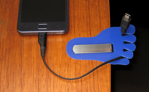 Cable holder for desktop
